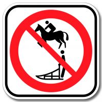 Accès interdit aux cavaliers et traîneaux à chiens 